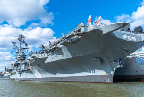 Panorama de Intrepid Museum di New York ripreso dal molo
